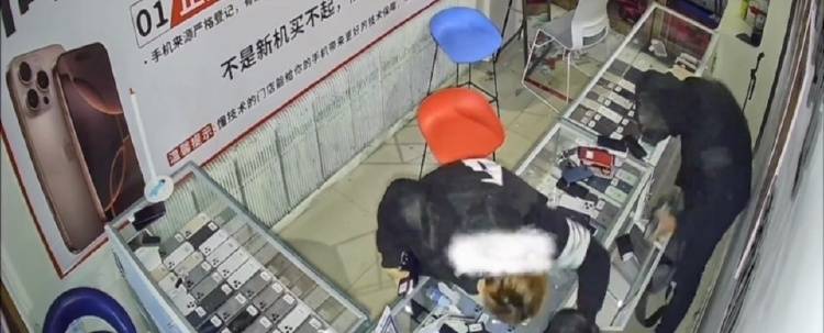 4名少年偷手机89部还发视频炫耀<strong></p>
<p>全自动炒币软件</strong>,店主:贼抓了又放,手机向谁要