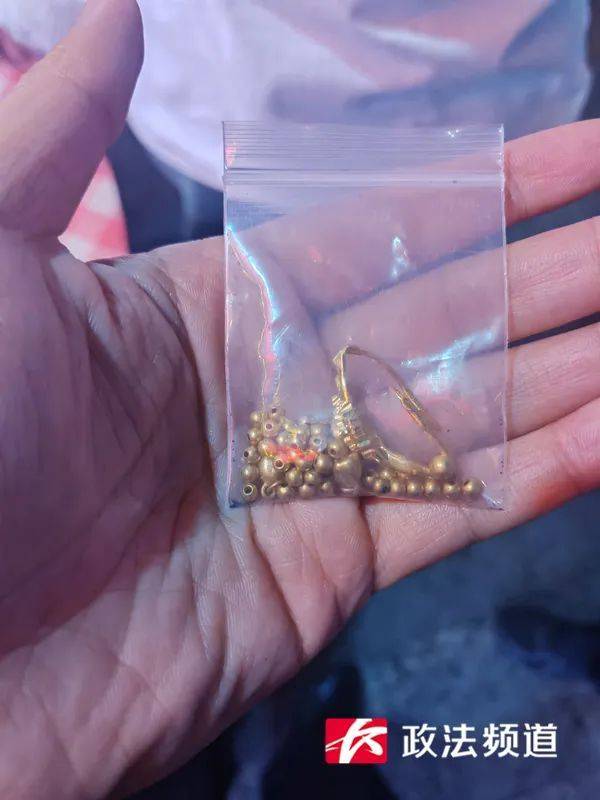 在长沙街头捡到20多克黄金<strong></p>
<p>全自动炒币软件</strong>,她赶紧掏出手机……