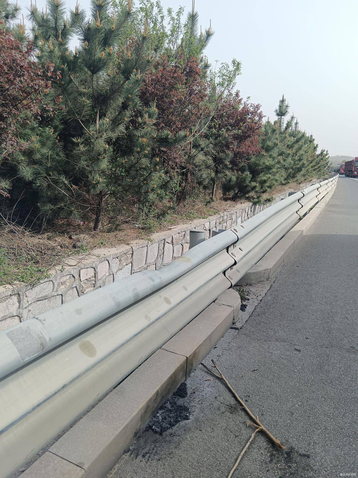 汽修店老板道路救援支千斤顶<strong></p>
<p>币事</strong>,大货车箱体侧翻致其身亡;五莲县警方:不属车祸建议自诉