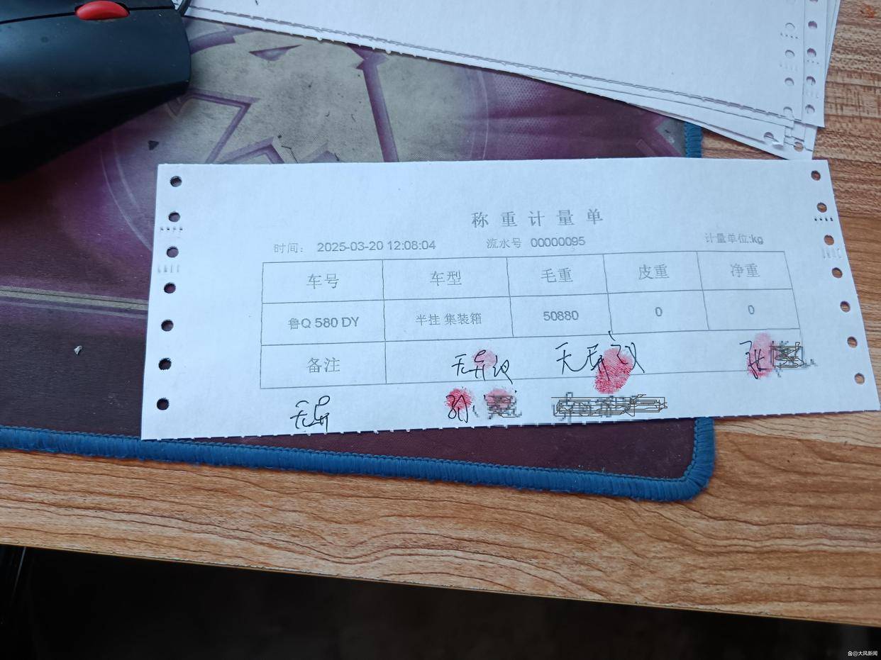 汽修店老板道路救援支千斤顶<strong></p>
<p>币事</strong>,大货车箱体侧翻致其身亡;五莲县警方:不属车祸建议自诉