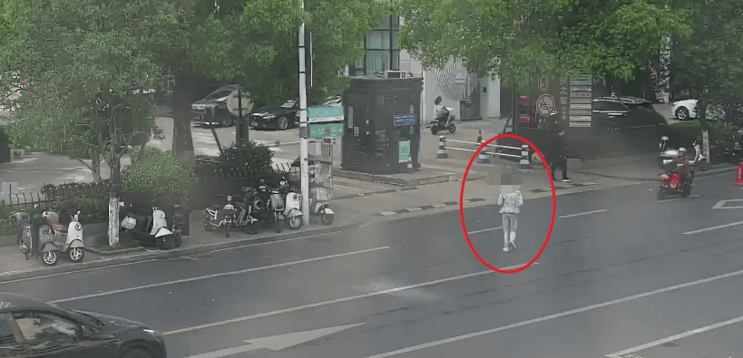 杭州大爷理发金项链不翼而飞<strong></p>
<p>币事</strong>,金属探测器都用上了,谁偷的?