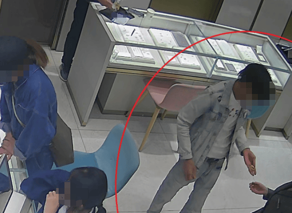 杭州大爷理发金项链不翼而飞<strong></p>
<p>币事</strong>,金属探测器都用上了,谁偷的?