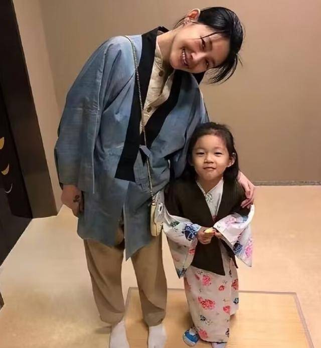 大S儿女回北京<strong></p>
<p>佛系炒币</strong>,张兰拉着小玥儿逛街,网友夸汪小菲好帅