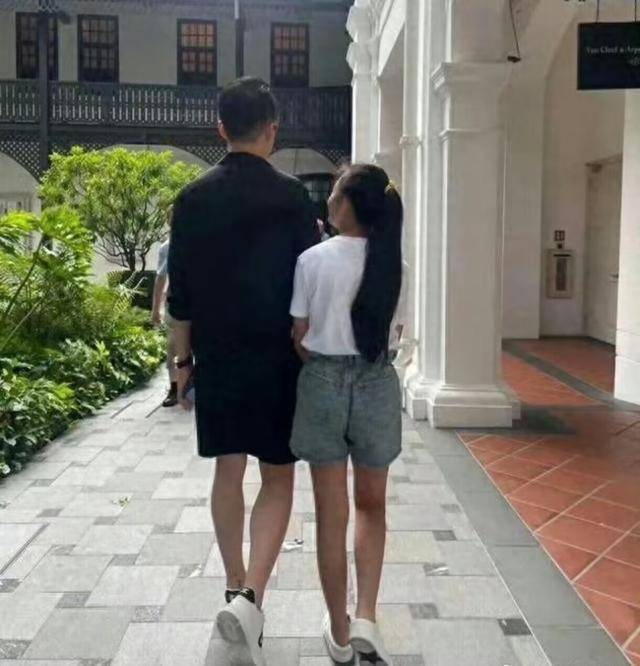 大S儿女回北京<strong></p>
<p>佛系炒币</strong>,张兰拉着小玥儿逛街,网友夸汪小菲好帅