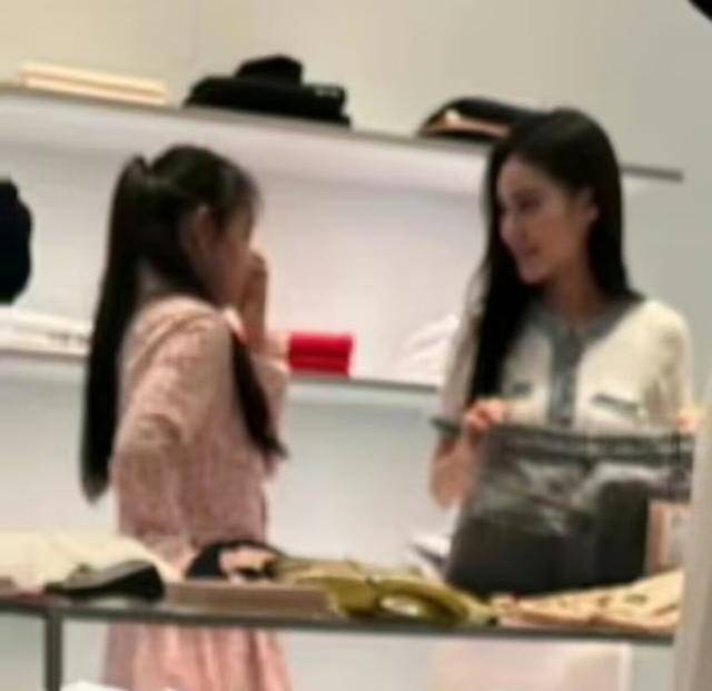 大S儿女回北京<strong></p>
<p>佛系炒币</strong>,张兰拉着小玥儿逛街,网友夸汪小菲好帅