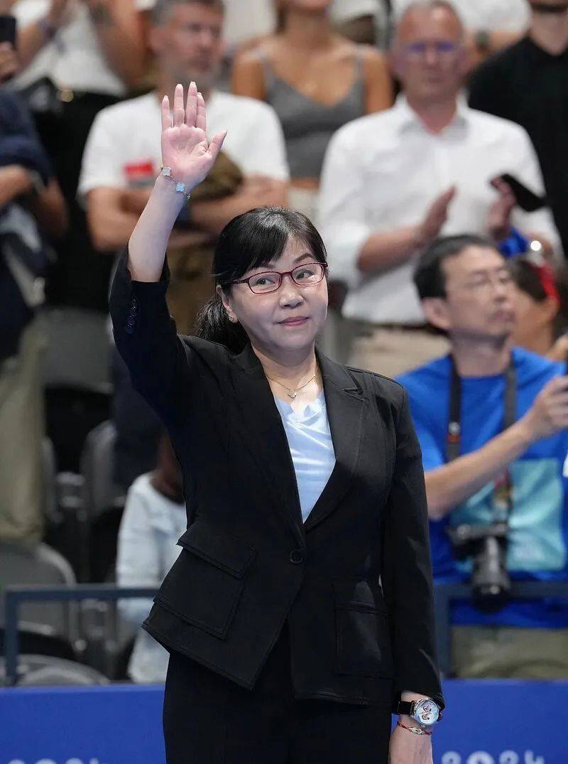 新任领导班子亮相<strong></p>
<p>第三套人命币</strong>！周继红当选中国泳协主席