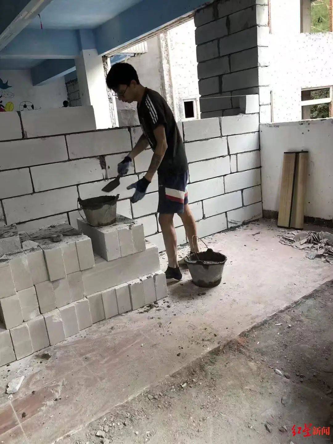 小伙搬砖9年攒200万<strong></p>
<p>第三套人命币</strong>,修别墅买车:宁愿不要这些钱,若时间倒流想好好读书