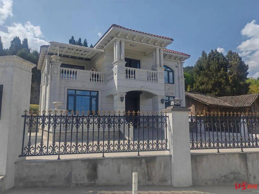 小伙搬砖9年攒200万<strong></p>
<p>第三套人命币</strong>,修别墅买车:宁愿不要这些钱,若时间倒流想好好读书