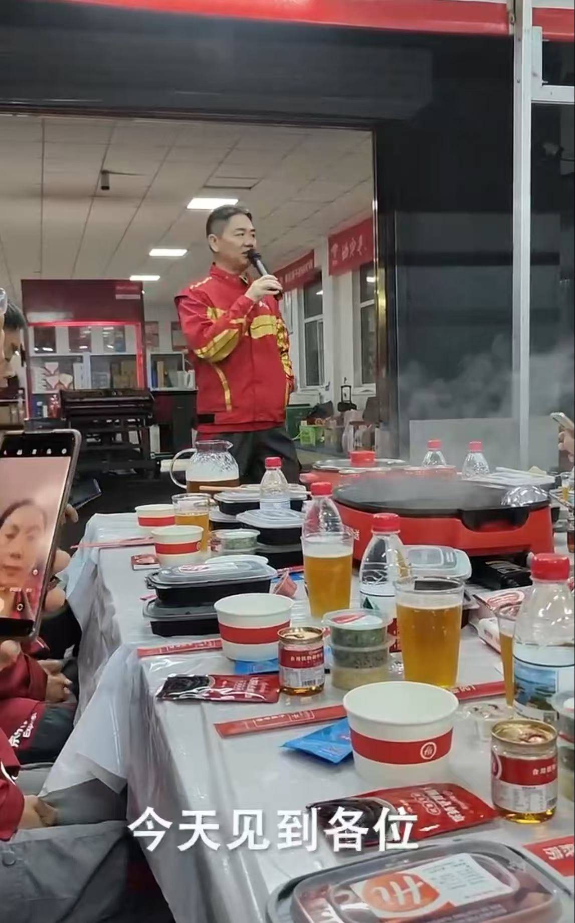 刘强东冲到一线：白天送外卖<strong></p>
<p>第三套人命币</strong>，晚上请骑手吃海底捞