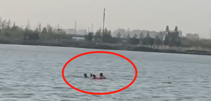 官方确认:男子遗体被发现<strong></p>
<p>第三套人命币</strong>,脚上绑有哑铃