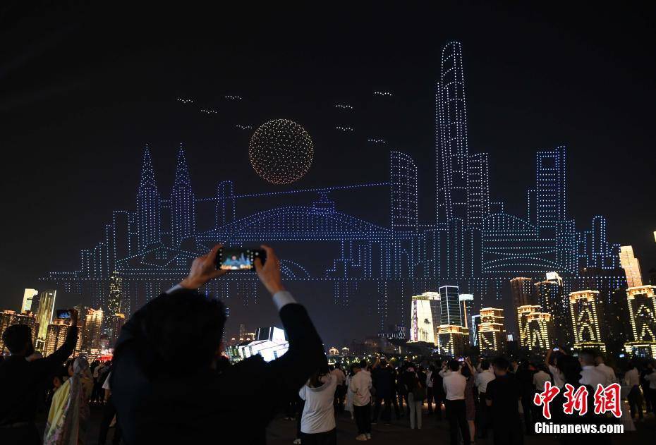 50多个国家的200多名外宾在重庆欣赏无人机灯光秀
