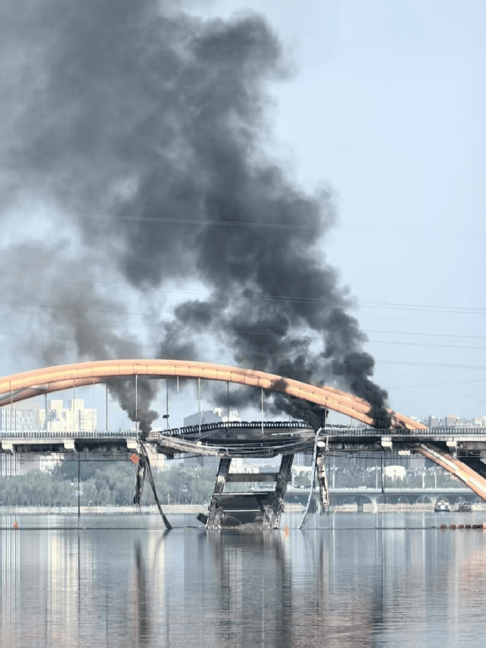 北京顺义潮白河大桥发生火情并部分坍塌<strong></p>
<p>大学生炒币</strong>,官方回应