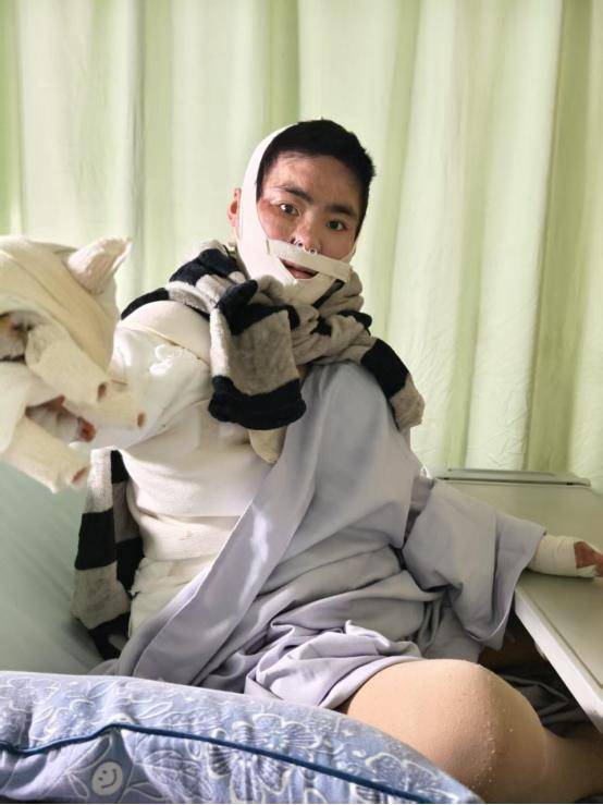 女孩被前男友泼汽油致残<strong></p>
<p>大学生炒币</strong>，凶手法庭上威胁杀人