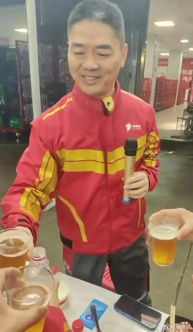 刘强东吃了一顿“价值上亿”的火锅之后<strong></p>
<p>大学生炒币</strong>,京东外卖崩了