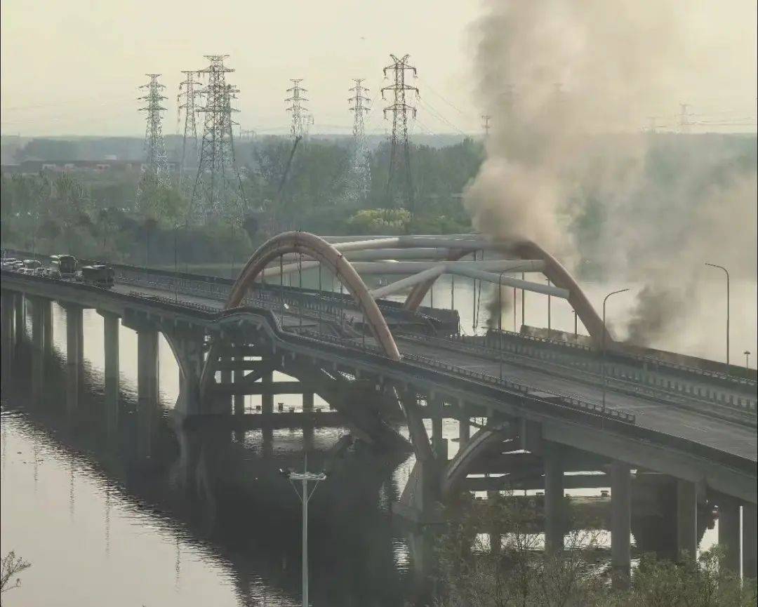 北京潮白河大桥部分路段起火坍塌<strong></p>
<p>大学生炒币</strong>，官方：原因正调查