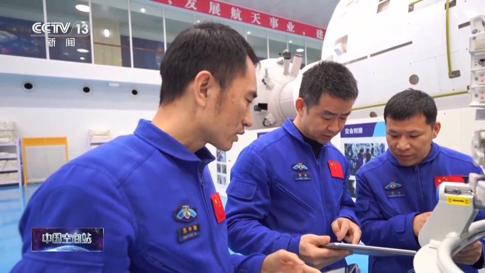 时隔两年再担任指令长 陈冬第三次飞天说太空是老朋友<strong></p>
<p>大学生炒币</strong>了