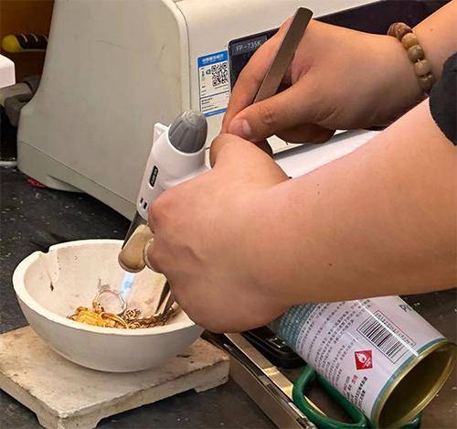 “先上车、被套住、再研究”<strong></p>
<p>币加网</strong>，年轻人喜欢加入各种买金群