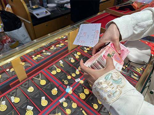 “先上车、被套住、再研究”<strong></p>
<p>币加网</strong>，年轻人喜欢加入各种买金群