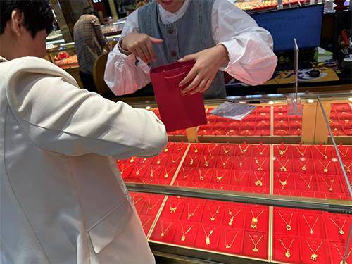 “先上车、被套住、再研究”<strong></p>
<p>币加网</strong>，年轻人喜欢加入各种买金群