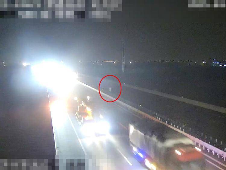 女子高速途中与丈夫争吵<strong></p>
<p>币加网</strong>，下车横穿高速“暴走”数公里