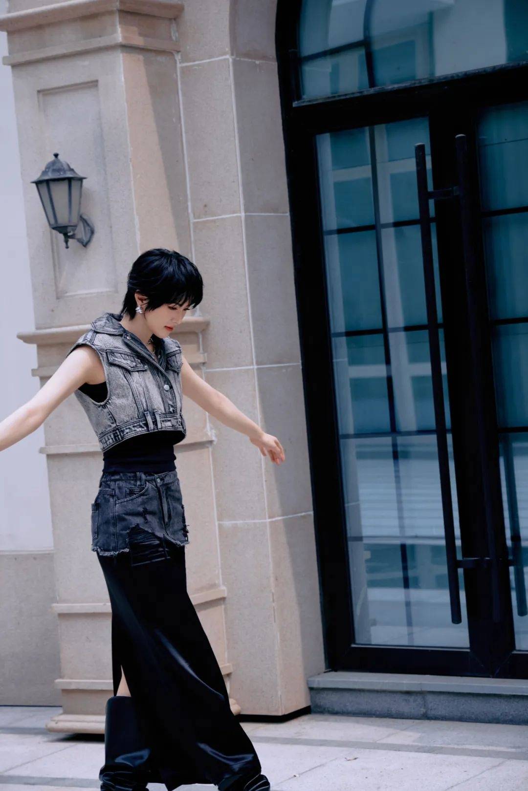 姚安娜现身上海车展华为智驾展台<strong></p>
<p>币加网</strong>,被夸身材高挑气质出众,合影不站C位