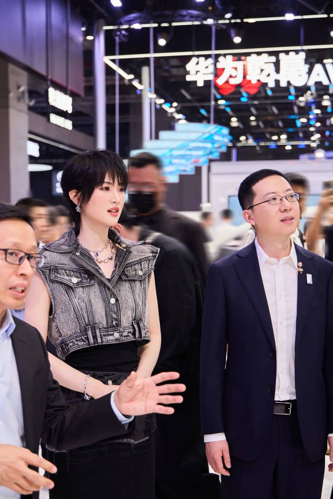 姚安娜现身上海车展华为智驾展台<strong></p>
<p>币加网</strong>,被夸身材高挑气质出众,合影不站C位