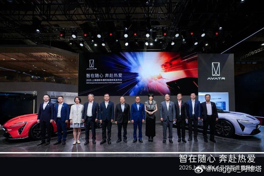 姚安娜现身上海车展华为智驾展台<strong></p>
<p>币加网</strong>,被夸身材高挑气质出众,合影不站C位