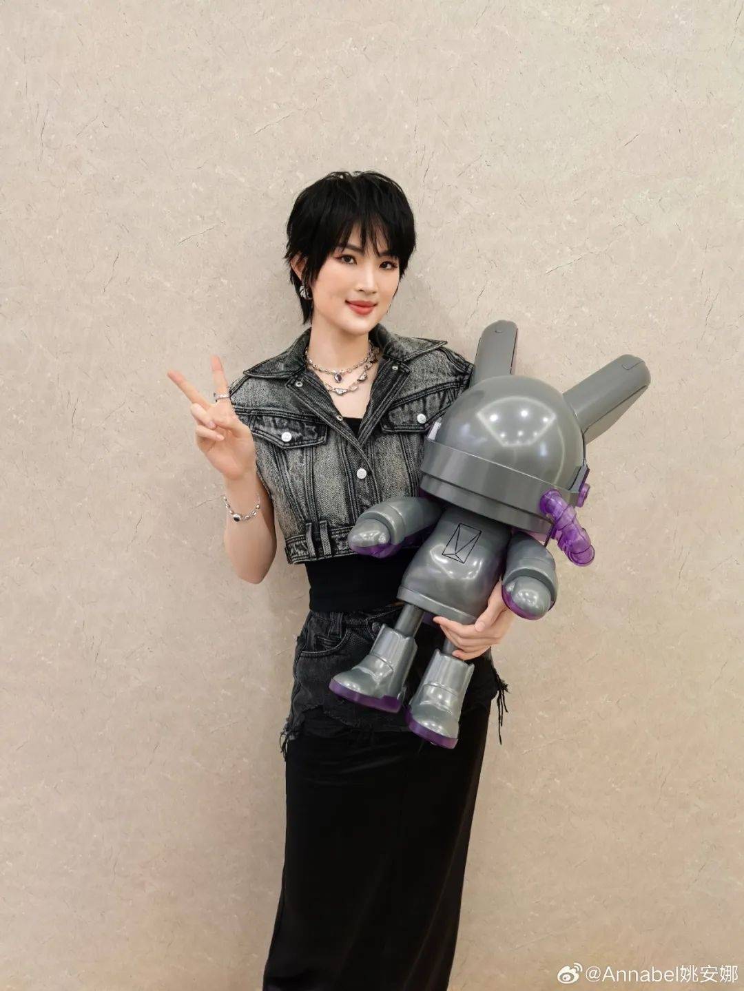 姚安娜现身上海车展华为智驾展台<strong></p>
<p>币加网</strong>,被夸身材高挑气质出众,合影不站C位