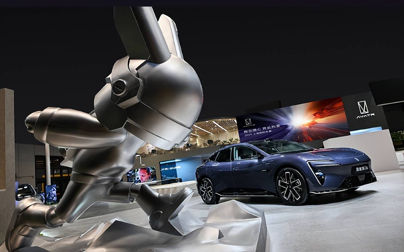 姚安娜现身上海车展华为智驾展台<strong></p>
<p>币加网</strong>,被夸身材高挑气质出众,合影不站C位