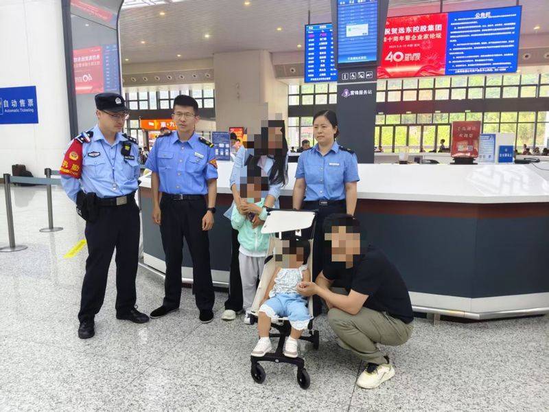 父母睡过头5岁哥哥带2岁妹妹独自下高铁<strong></p>
<p>每日币圈</strong>,民警陪伴等待家长返回
