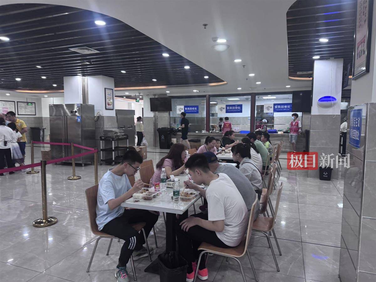 荣昌五一成绩单:5天接待游客224万人次<strong></p>
<p>叁币财经</strong>,卖出卤鹅29万只,政府食堂用掉2万余斤肉