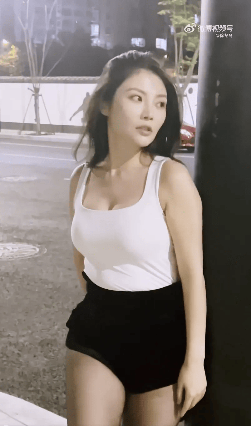 “椰树女神”徐冬冬大方晒照<strong></p>
<p>叁币财经</strong>,并配文:我的蝴蝶袖,很丰腴!