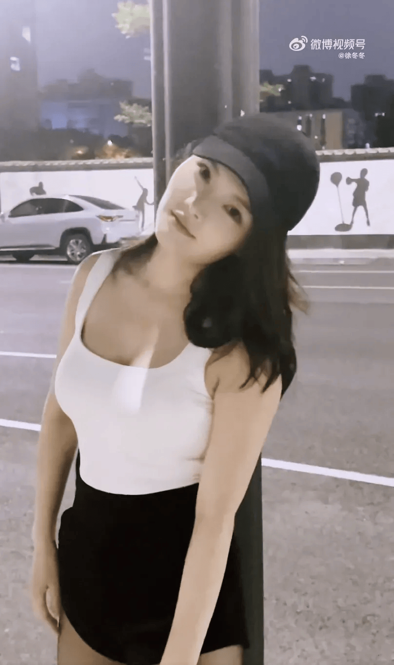 “椰树女神”徐冬冬大方晒照<strong></p>
<p>叁币财经</strong>,并配文:我的蝴蝶袖,很丰腴!