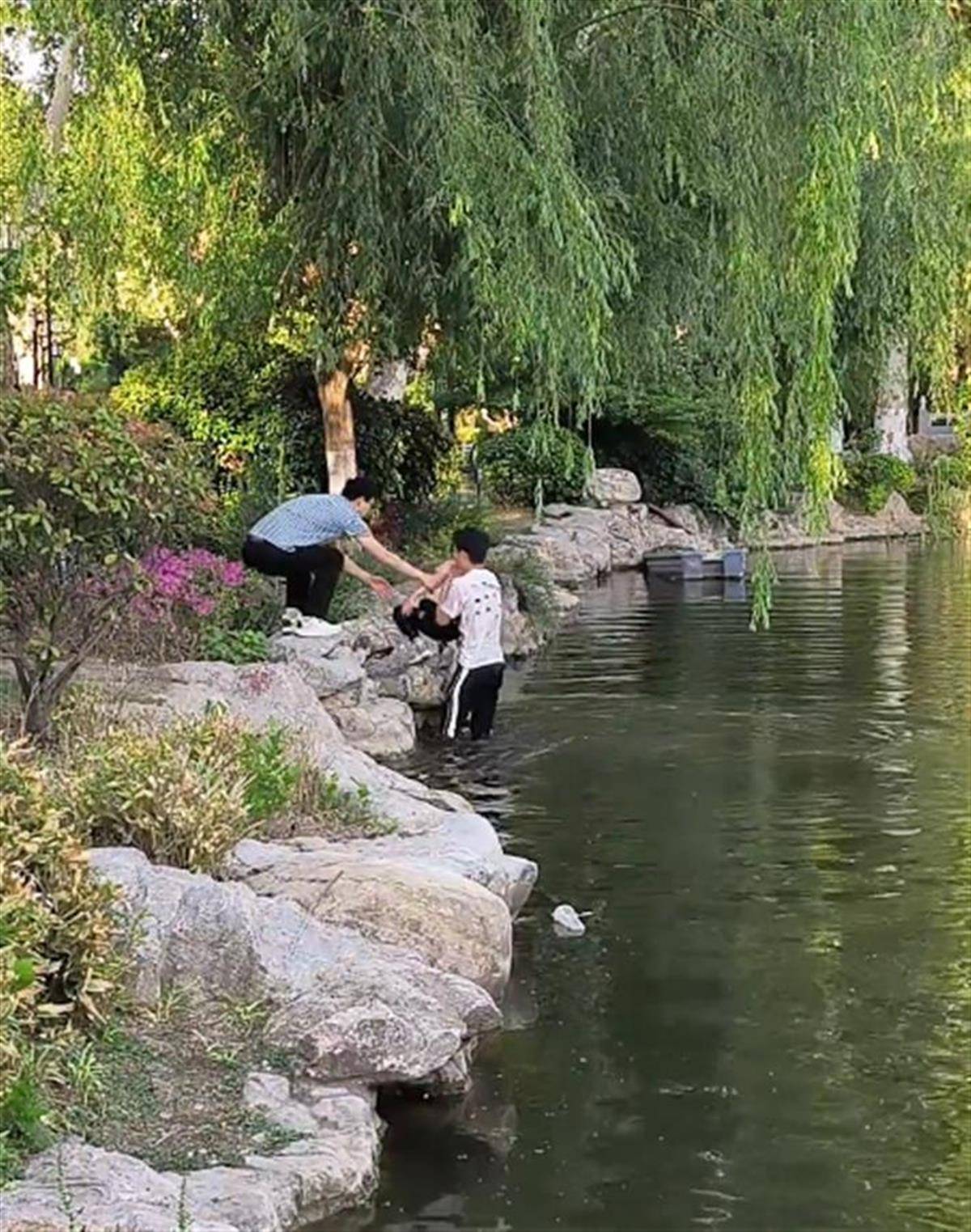 徐州一女童落水被救起<strong></p>
<p>叁币财经</strong>,家长赶来先责怪孩子,救人者:家长当时吓坏了,后来已道谢