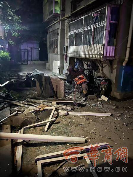 大风中西安一40年老楼两户阳台坠落<strong></p>
<p>币圈群论坛</strong>,居民担心危房盼安全鉴定