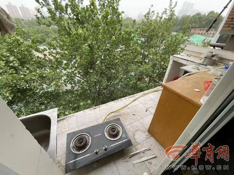 大风中西安一40年老楼两户阳台坠落<strong></p>
<p>币圈群论坛</strong>,居民担心危房盼安全鉴定