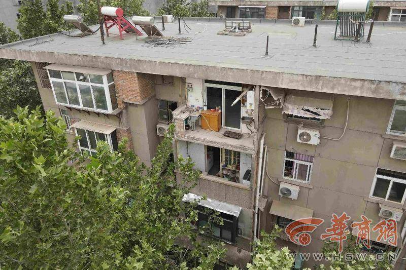 大风中西安一40年老楼两户阳台坠落<strong></p>
<p>币圈群论坛</strong>,居民担心危房盼安全鉴定