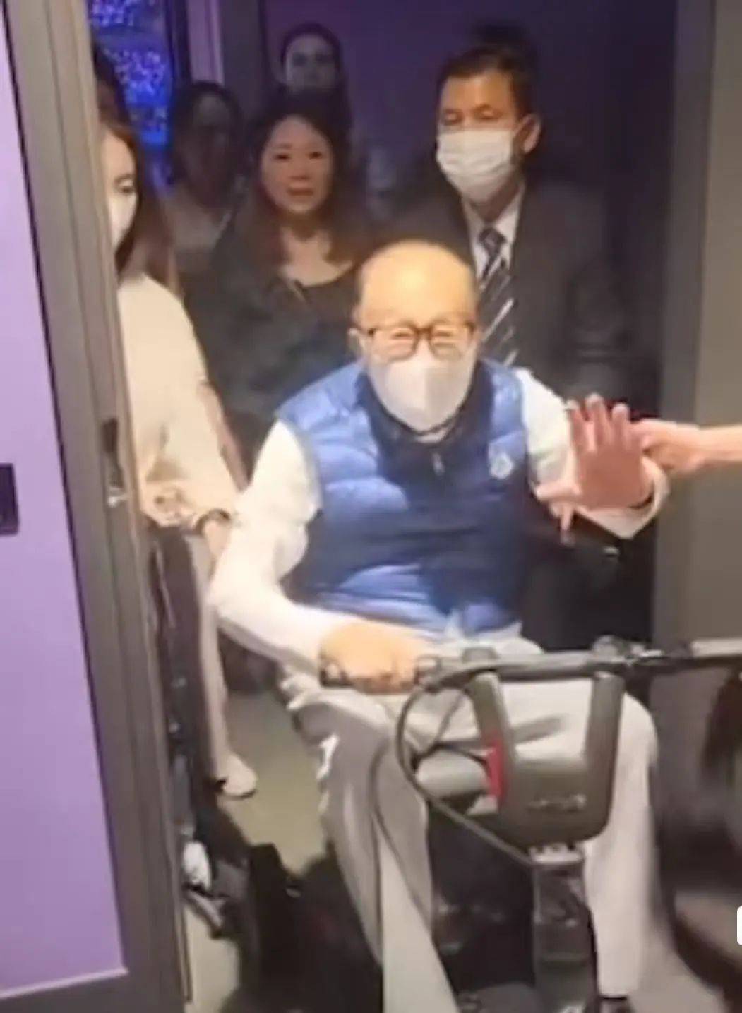 97岁李嘉诚和红颜知己周凯旋一同去看五月天演唱会<strong></p>
<p>炒币常见问题</strong>,现场笑容不断,十分开怀,看起来精神十足