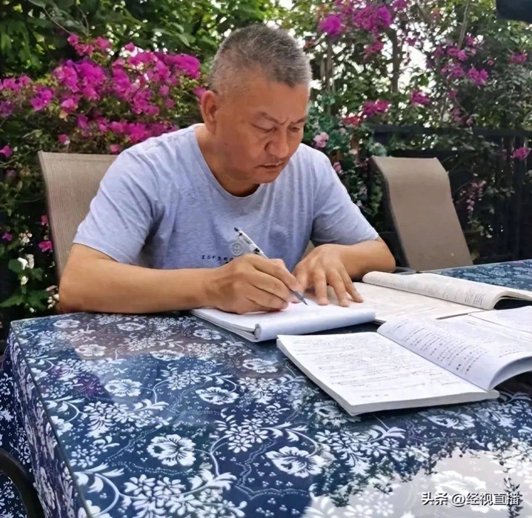 58岁梁实备战第29次高考<strong></p>
<p>老虎币充值</strong>,谈多次落榜:31岁已赚100万,也许用光前半生运气