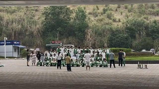 四川初三男生病重<strong></p>
<p>币圈财经</strong>,全班同学带板凳赶到医院,拍下特殊的毕业照