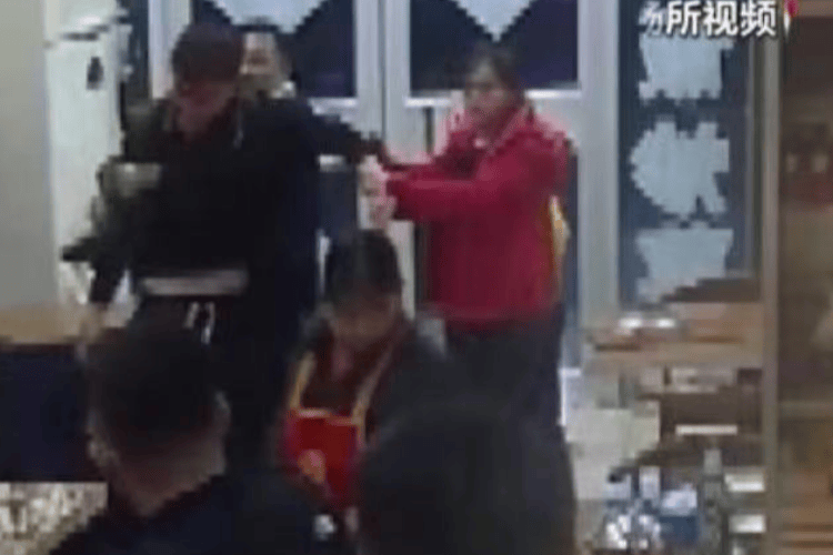 被打后还手是不是互殴<strong></p>
<p>红币网</strong>?“小案”也适用正当防卫