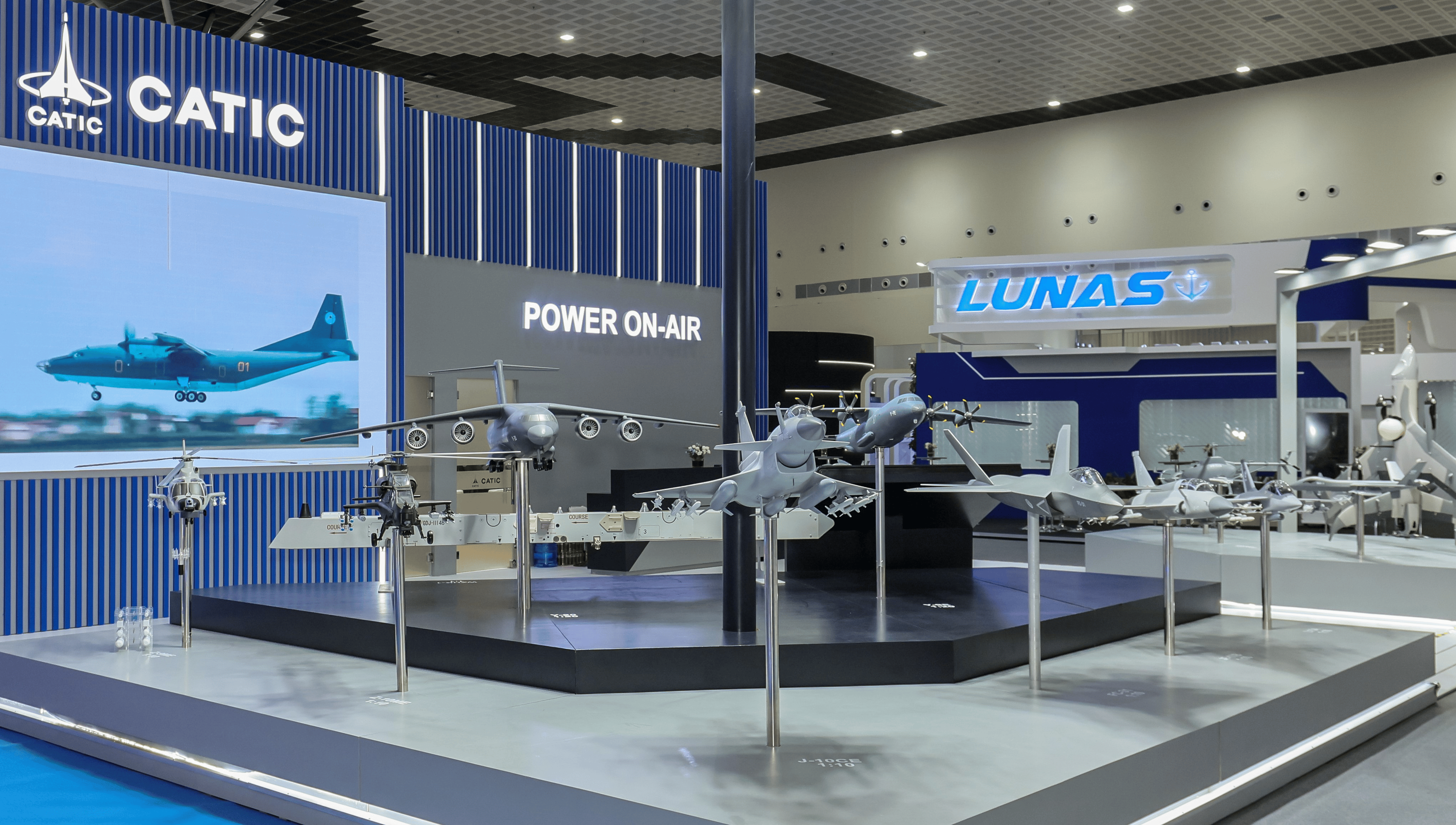 歼-10CE战机亮相兰卡威航展<strong></p>
<p>红币网</strong>,众多国外嘉宾观众拍照“打卡”