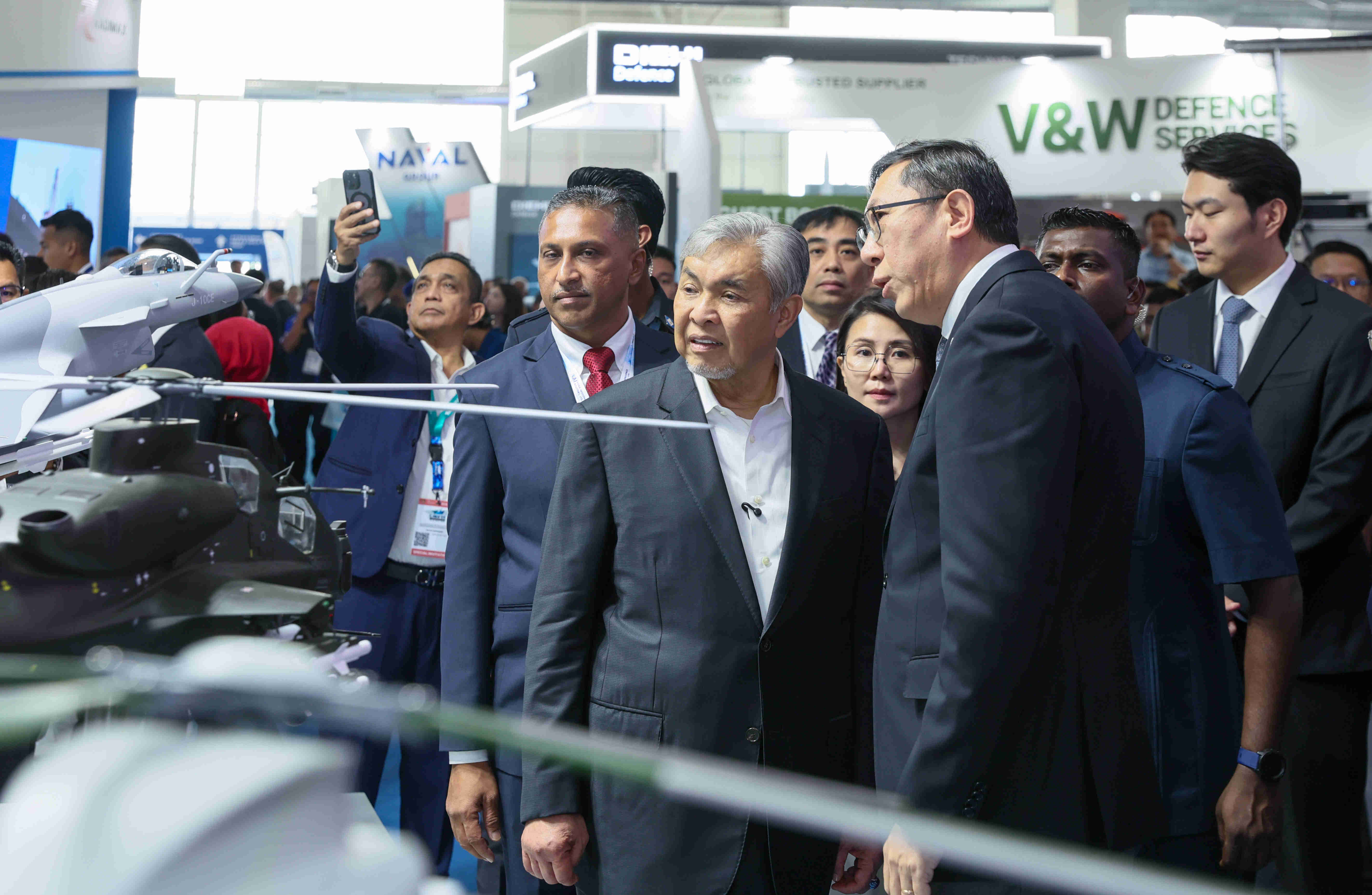 歼-10CE战机亮相兰卡威航展<strong></p>
<p>红币网</strong>,众多国外嘉宾观众拍照“打卡”