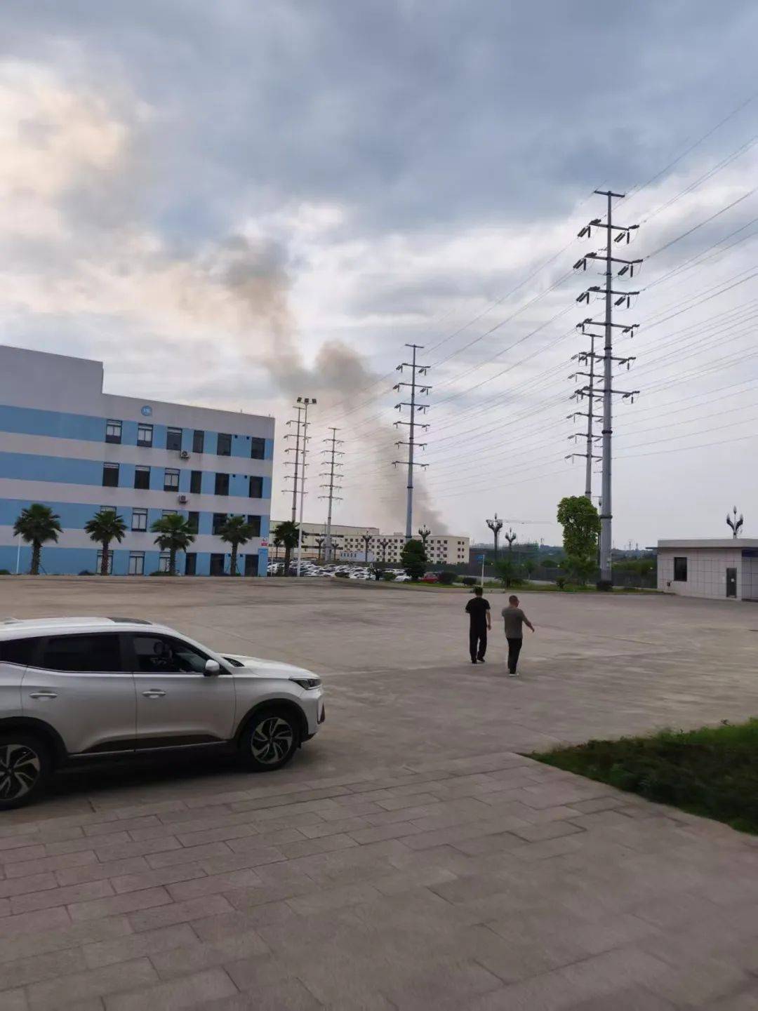 四川宜宾一纺织厂起火<strong></p>
<p>红币网</strong>,警方通报:27岁男子纵火被刑拘