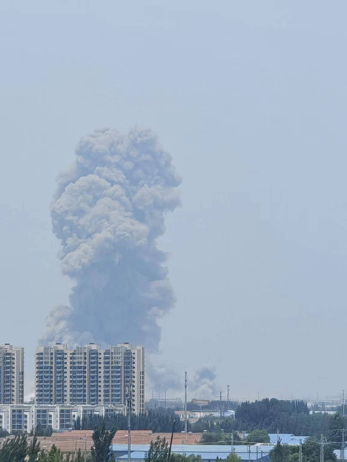 山东高密一化工车间发生爆炸<strong></p>
<p>币帛</strong>，一公里外饭店窗户被震碎，当地：现场已疏散完毕，具体情况核实中