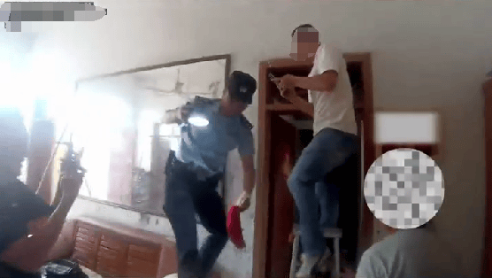 老人用红袜子包裹一万元现金藏在门框上<strong></p>
<p>币帛</strong>,一天后不翼而飞,警方破案:偷钱的是老鼠