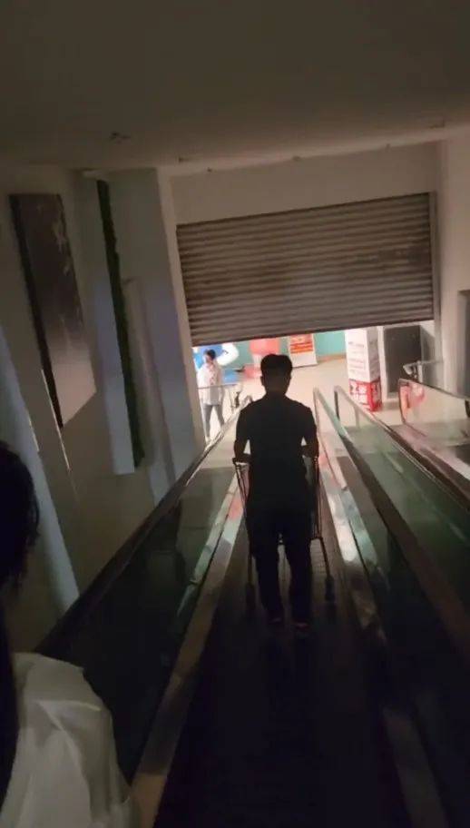 江苏苏州一大润发店员着急下班<strong></p>
<p>币字</strong>，强制关闭载客中电梯！经理致歉：已警告处罚