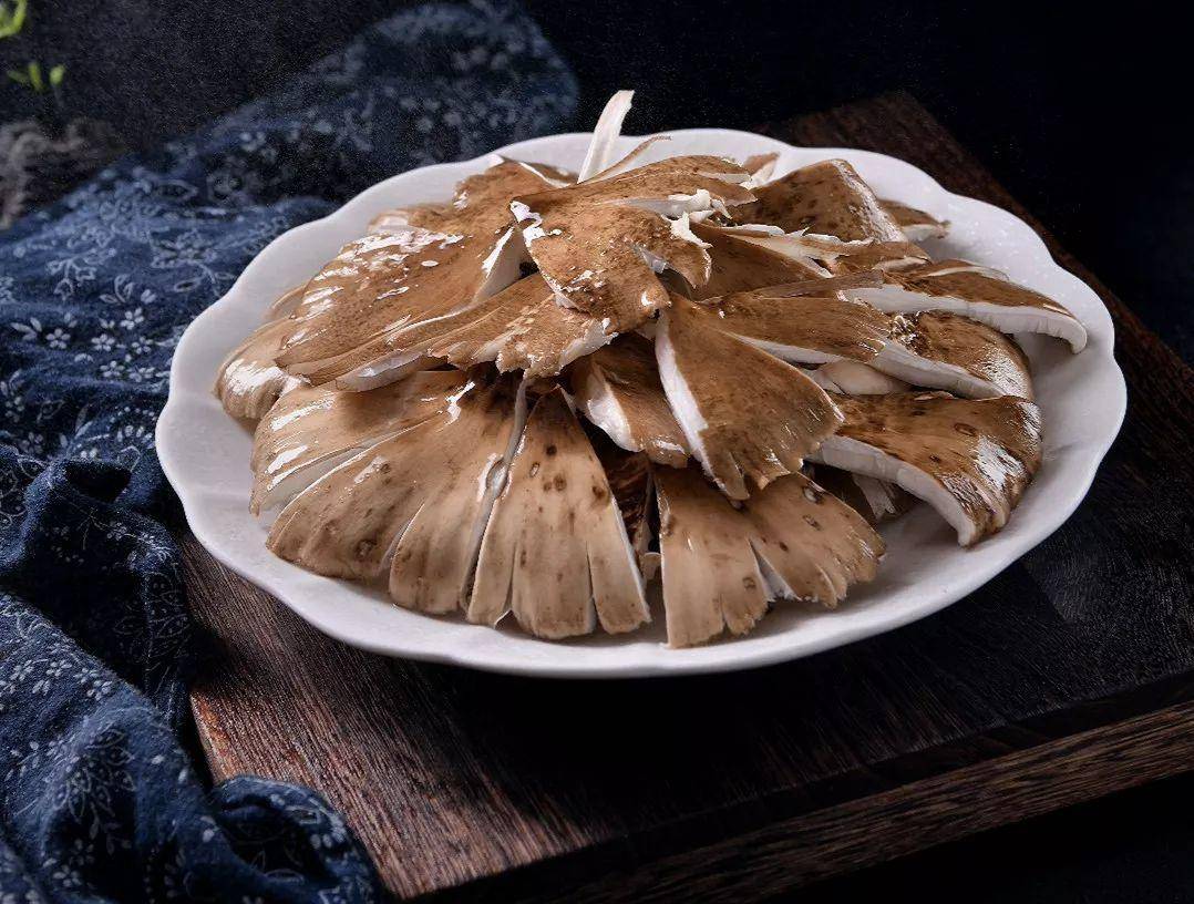 “天价”鸡枞调查:最贵卖到1800元/公斤!雨水少致产量低<strong></p>
<p>飞猪</strong>,多地价高客少