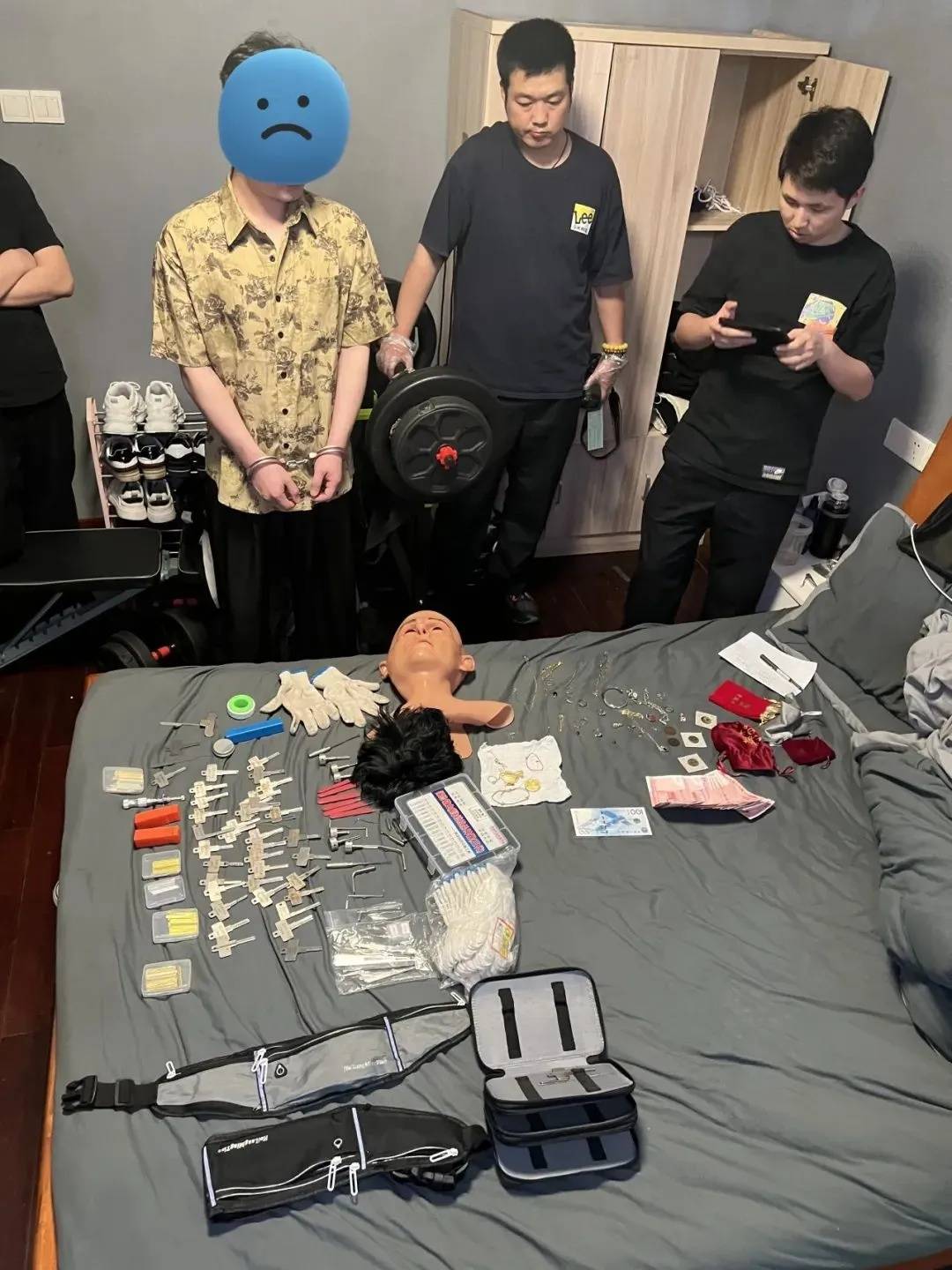 江苏一男子戴仿真“人皮”面具入室盗窃<strong></p>
<p>飞猪</strong>,流窜多个小区作案,涉案金额达15万余元