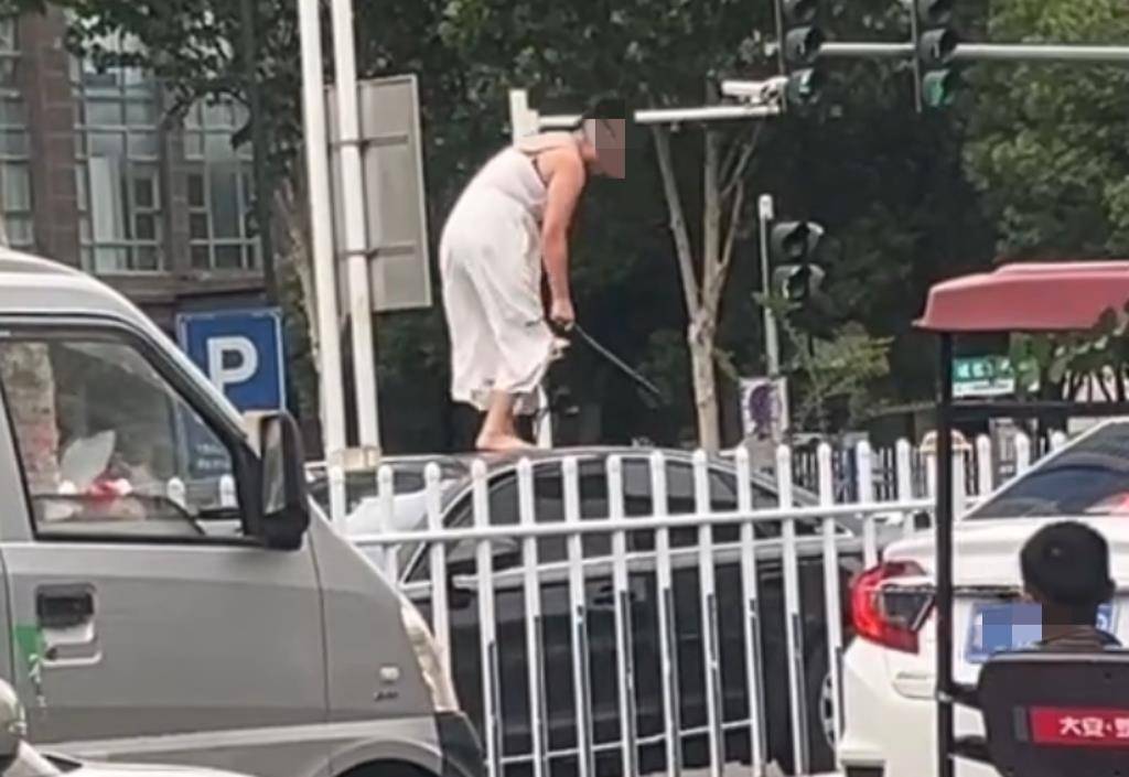 女子持械当街打砸多辆轿车<strong></p>
<p>上哪里买币</strong>,被顶在挡风玻璃上前行,当地:女子当场被控制,警方介入调查